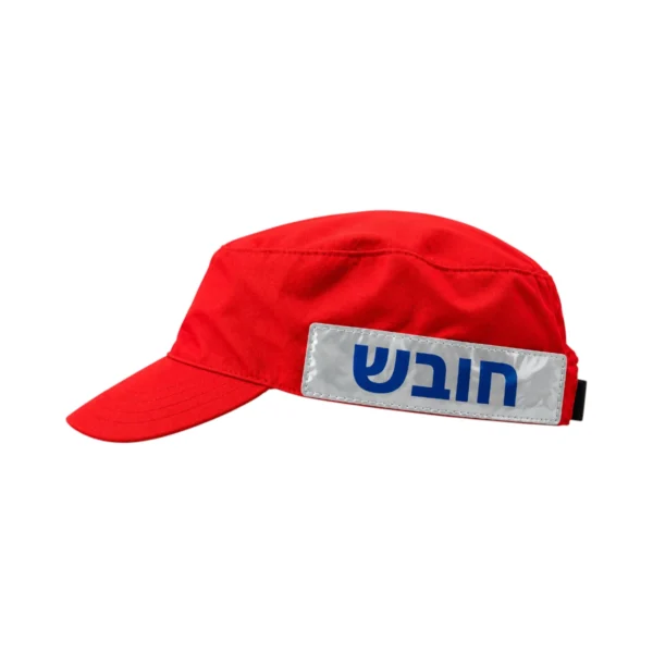 כובע זיהוי אדום חובש